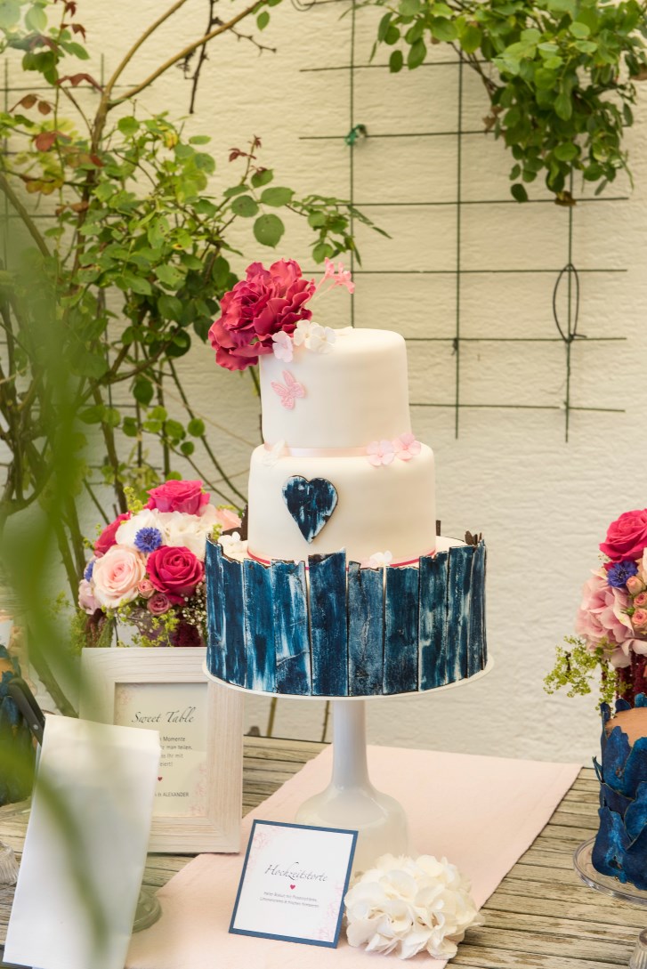 Candytable_suess-und-salzig_foto-erdbeerlicht_Hochzeitstorte_blau.jpg