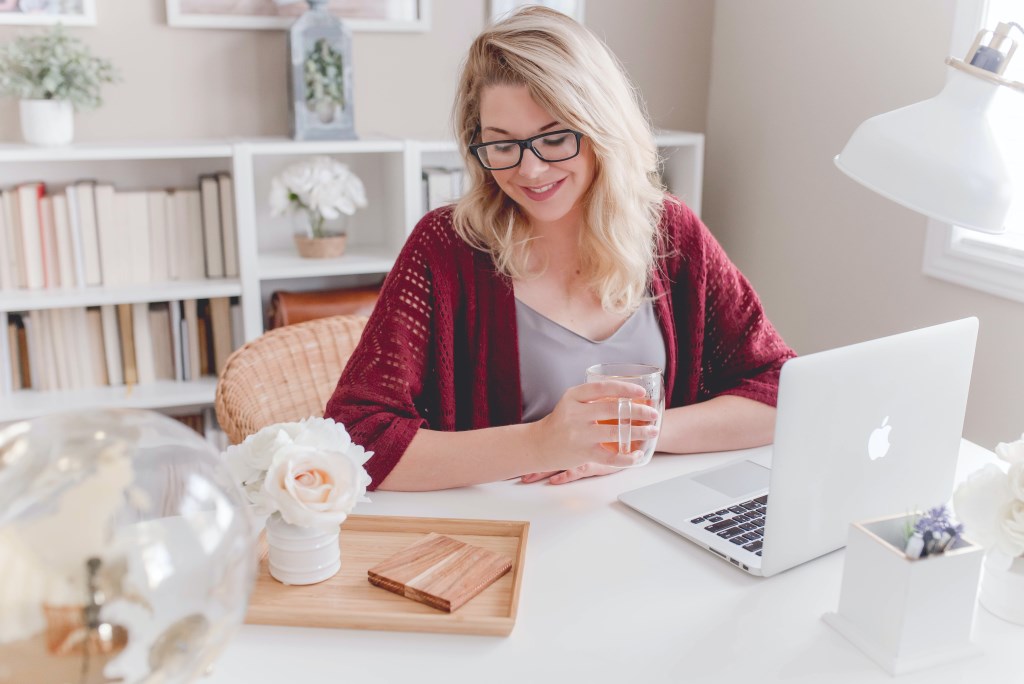 Traurednerin im gepflegten Outfit im Homeoffice