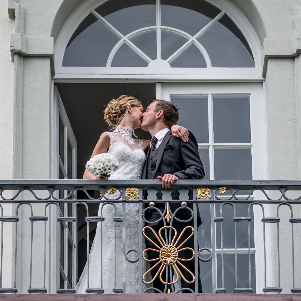 Hochzeitskuss auf dem Schlossbalkon