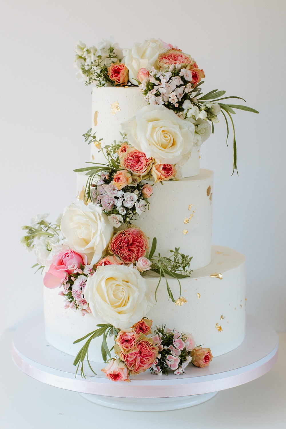 Semi Naked Cake mit Rosen und Kräutern