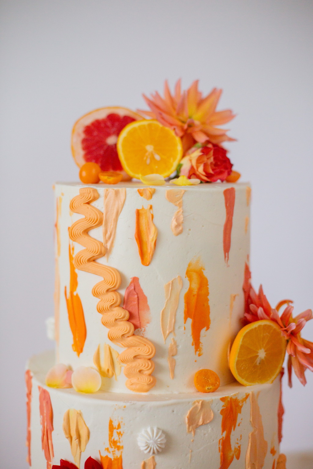 Vegane Hochzeitstorte wei&szlig;-orange mit Orangen und Blumen