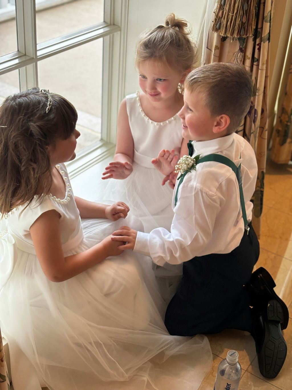 Drei Kinder spielen auf einer Hochzeit